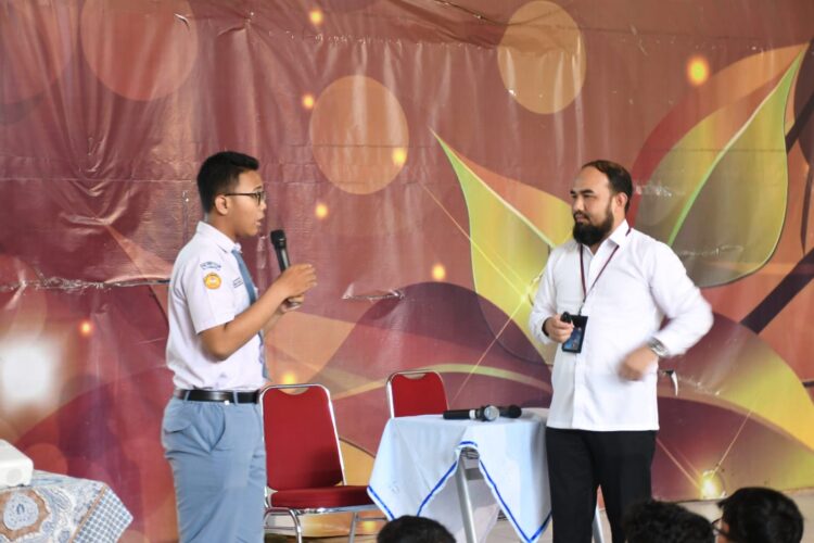 Sosialisasi dan edukasi tentang bahaya HIV/AIDS itu dilaksanakan di SMA Semen Padang pada Senin (11/12) dan di SMAN 14 Padang pada Kamis (14/12). IST