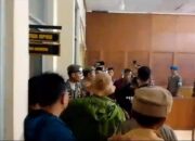 Demo di DPRD Kabupaten Solok Nyaris Ricuh