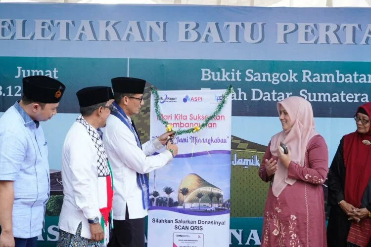 Menparekraf Sandiaga Salahuddin Uno meletakkan batu pertama pembangunan Masjid Jami' Minangkabau yang difungsikan sebagai Indonesia Islamic Tourism Center di Bukit Sangok, Kecamatan Rambatan, Kabupaten Tanah Datar, Jumat (8/12) lalu. IST
