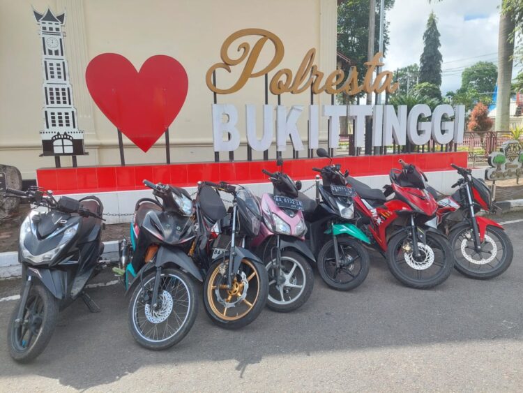 7 unit sepeda motor terjaring razia knalpot bising yang diadakan Polresta Bukittinggi  pada Sabtu malam (27/1). YURSIL