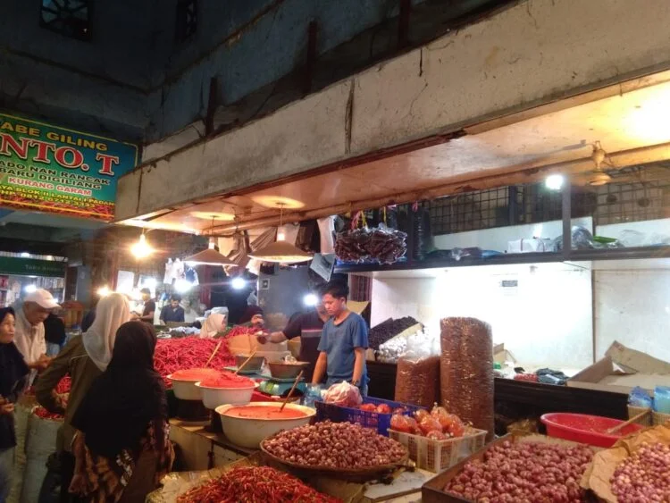 Harga sembako relatif stabil di Pasar raya Kota Padang, Kamis (11/1). PUTRI MERI YANTI