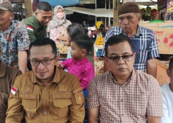 Bupati Eka Putra Bersama BPBD Bagikan 15.000 Masker Di Batusangkar