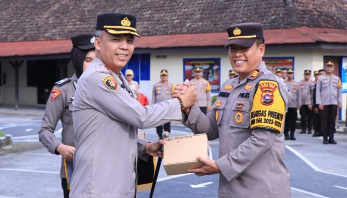 Kapolres Kota Solok Serahkan Alsus Bhabinkamtibmas Kepada Kasat Bimas