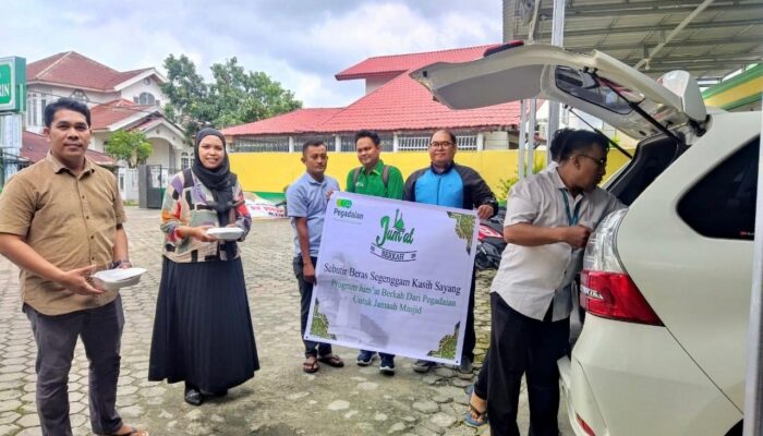 Pegadaian Pekanbaru Bagikan Paket Makanan Lewat Program Mengetuk Pintu Langit