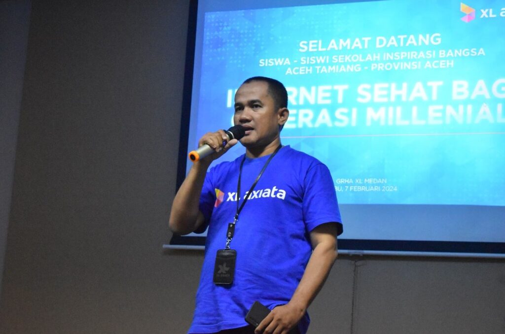 Corporate Communication XL Axiata West Region, Aldi Desmet saat memberikan edukasi tentang internet sehat