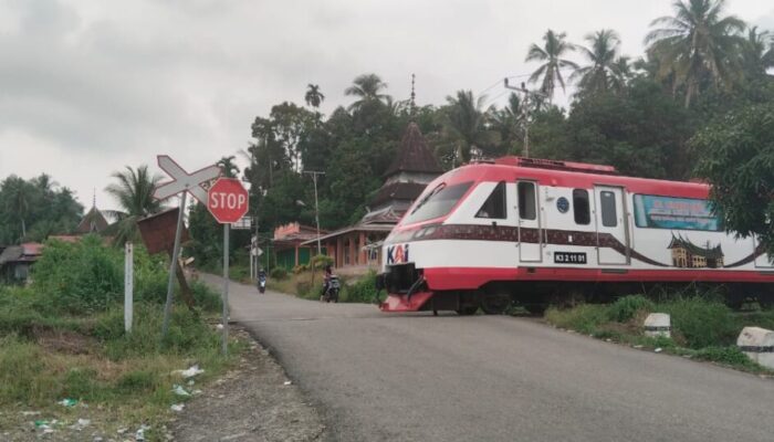 Perlintasan Tanpa Plang, Pengendara Sepeda Motor Ditabrak Kereta Api Lembah Anai