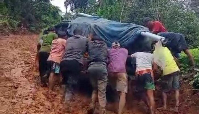 Medan Berat di Kecamatan Sembilan Koto, Pendistribusian Logistik Pemilu Tempuh 17 Jam