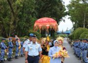 Tradisi Passing In-Out di Lanud SUT, Kolonel Nav Sani Salman Bersama Istri Nindya Sani Salman Disambut Hangat
