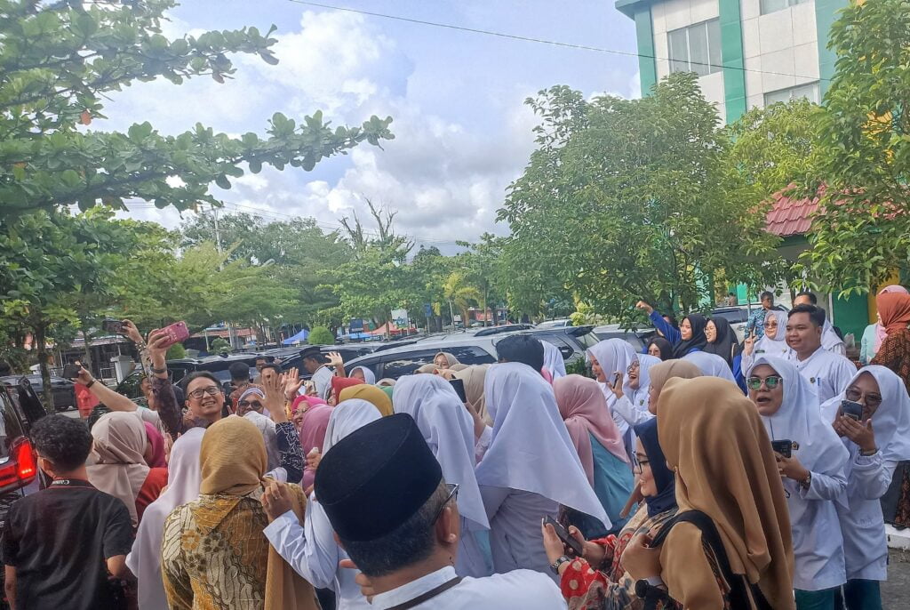 Foto : Menteri Kesehatan RI, Budi Gunadi Sadikin dikerumuni mahasiswa yang ingin berswafoto saat mengunjungi Poltekkes Kemenkes Padang, Jumat (23/2). YESI