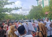 Menkes Budi Gunadi Berswafoto dengan Mahasiswa Saat Kunjungi Poltekkes Kemenkes Padang