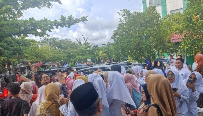 Menkes Budi Gunadi Berswafoto dengan Mahasiswa Saat Kunjungi Poltekkes Kemenkes Padang