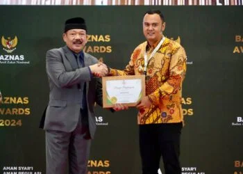 Berkontribusi dalam Pengelolaan Zakat, Bupati Sijunjung Terima Penghargaan dari Baznas RI