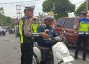 Personel Satlantas Polres Tanah Datar Bagi-Bagi Masker