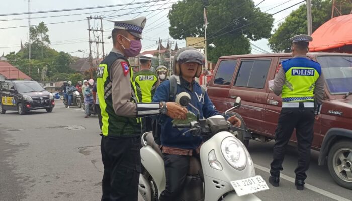 Personel Satlantas Polres Tanah Datar Bagi-Bagi Masker