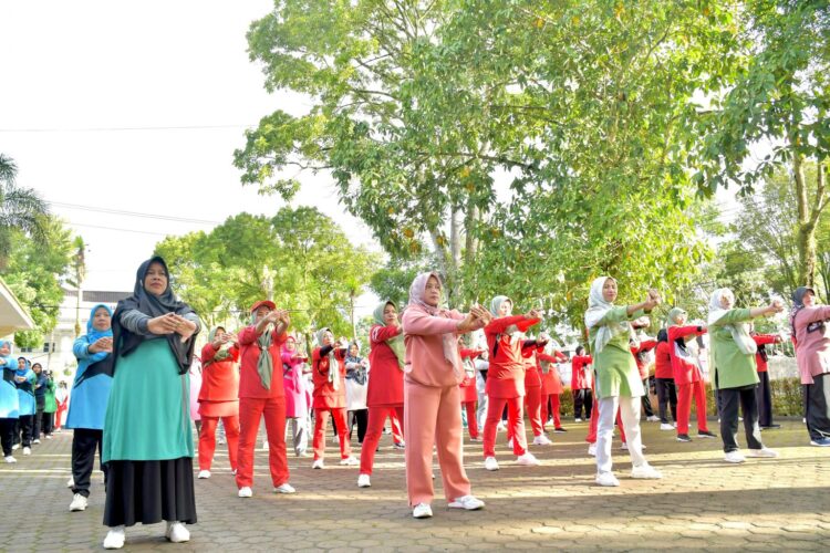 Ketua TP PKK Agam Yenni Andri Warman memimpin senam pagi bersama sejumlah pengurus TP.PKK Kecamatan dan Kelompok Dasawisma di wilayah Agam Timur, Minggu (4/2).IST