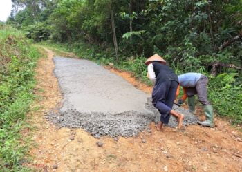 Semen Padang Bantu Betonisasi Jalan Gaduik Ketek Koto Baru, Puluhan Peladang Gelar Syukuran