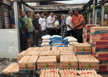 Tiga Rumah Terbakar di Pampangan, Semen Padang Serahkan Bantuan Sembako