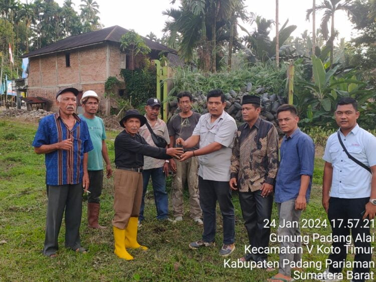 Penyerahan bibit kaliandra merah kepada masyarakat. IST