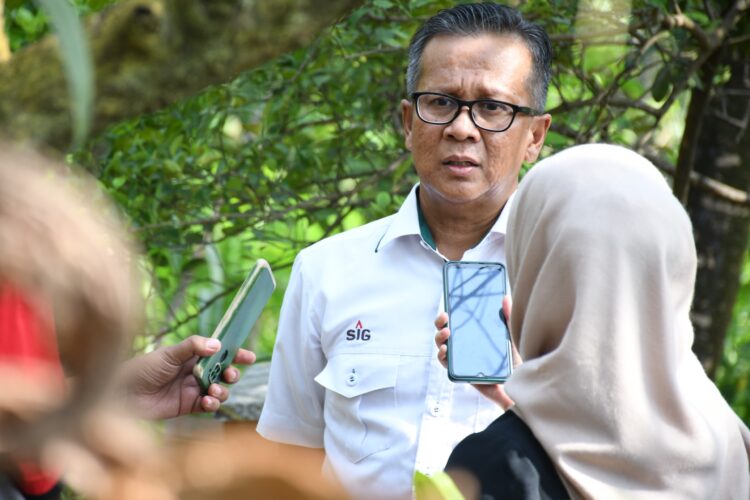 Direktur Utama PT Semen Padang Indrieffouny Indra saat diwawancarai awak media. IST