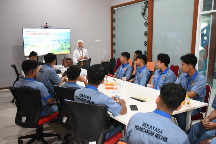 Kepala Unit Humas & Kesekretariatan PT Semen Padang  memberikan materi kepada peserta magang. IST