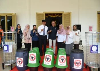 Semen Padang Serahkan Peralatan Pengolahan Sampah Menjadi Kompos ke Pemprov Sumbar