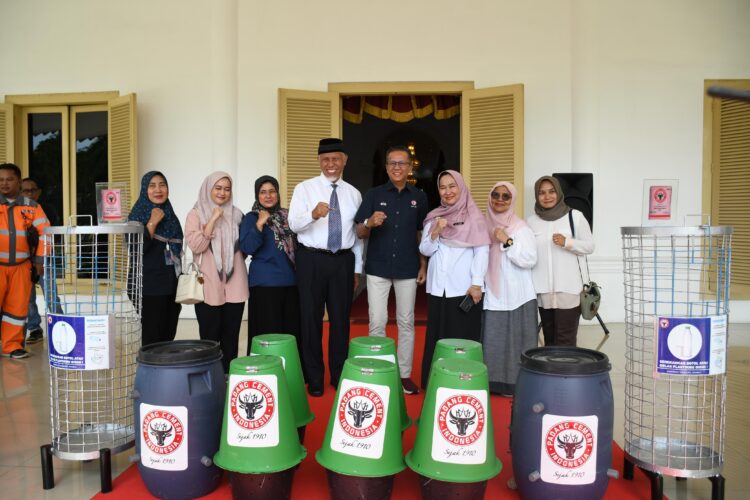 Direktur Utama (Dirut) PT Semen Padang Indrieffouny Indra dan Gubernur Sumbar Mahyeldi Ansharullah berfoto bersama pejabat Pemprov dan manajemen Semen Padang di Istana Gubernur Sumbar, Rabu (7/2). IST