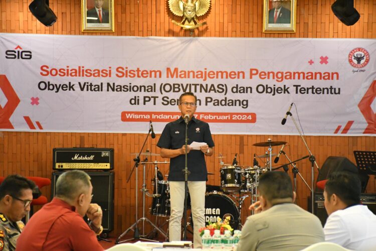 Dirut PT Semen Padang, Indrieffouny Indra saat memberikan sambutan. IST