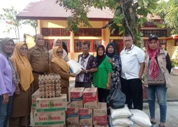 Rumah Dinas Penjaga SD Negeri 37 Pagambiran Ludes Terbakar, Semen Padang Serahkan Bantuan Sembako