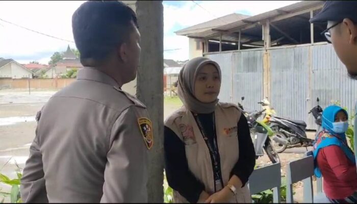 Anggota Polsekta Bukittinggi Dilarang Masuk di TPS 16 Campago Guguak Bulek