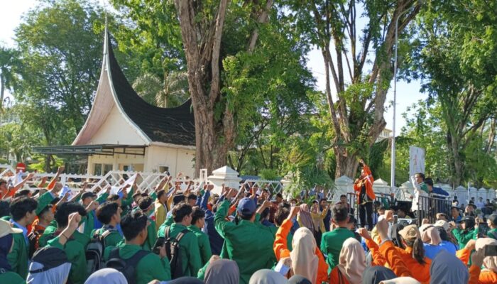 Evaluasi Tiga Tahun Kepemimpinan Mahyeldi-Audy, Mahasiswa Geruduk Kantor Gubernur Sumbar