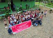 “Sambungkan Senyuman”, Ratusan Pasang Sepatu Hasil Donasi Telkomsel Poin Pelanggan Diserahkan ke Pelajar Papua