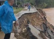 Padang-Painan Lumpuh Total, Satu Unit Mobil Masuk Sungai di Barung-Barung Belantai