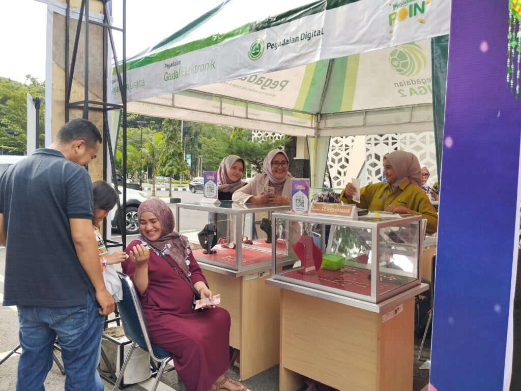 Nasabah yang melakukan transaksi pembelian di bazar emas Festival Ramadan Pegadaian Area Padang, Kamis (14/3). YESI