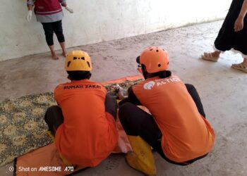 Relawan Rumah Zakat Bersama Tim SAR Gabungan Evakuasi Jenazah Korban Banjir Bandang dan Longsor Pesisir Selatan