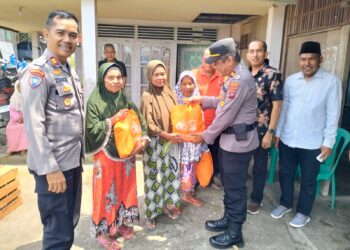 Kapolsek V Kaum Serahkan Paket Sembako Pada Jumat Curhat