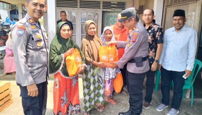 Kapolsek V Kaum Serahkan Paket Sembako Pada Jumat Curhat