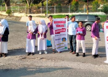 Pupuk Empati Sejak Dini, OSIS SMPN 2 Sawahlunto Berbagi Takjil Gratis ke Masyarakat