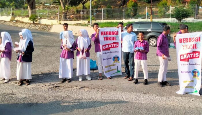 Pupuk Empati Sejak Dini, OSIS SMPN 2 Sawahlunto Berbagi Takjil Gratis ke Masyarakat