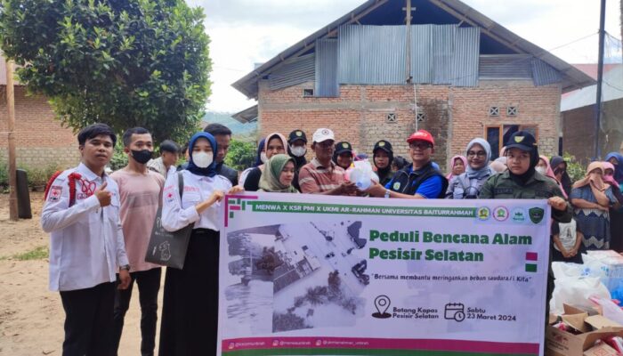 Unbrah Serahkan Bantuan kepada Korban Banjir Pessel