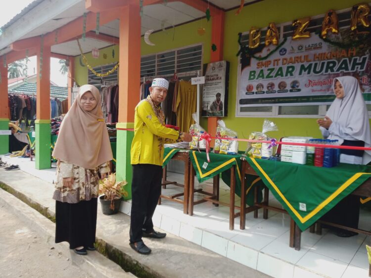 Keterangan Photo: Da'i Nagari Simpang Tiga bersama Kepala SMP IT Darul Hikmah sedang membuka peresmian Bazar Murah Ramadhan di SMP IT Darul Hikmah, Selasa (26/3/2024) pagi.