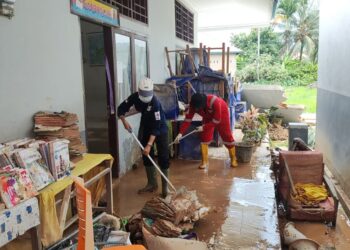 PMI dan Masyarakat Pessel Lakukan Aksi Bersih Sekolah dan Fasum Pascabanjir dan Longsor