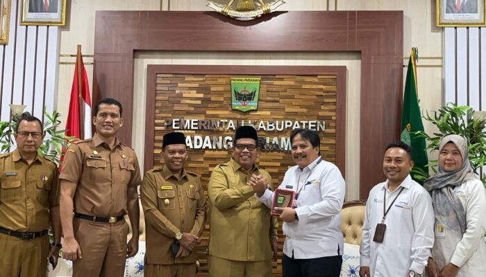 KPP Pratama I Padang Serahkan Bukti Pelaporan SPT Tahunan Bupati, Wakil Bupati, dan Sekda Padang Pariaman