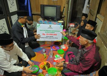 Singgah Sahur Lintasi Kebun Sawit Subuh Buta,  Kedatangan Gubernur Mahyeldi Bahagiakan Keluarga Kecil Ibu Mujati