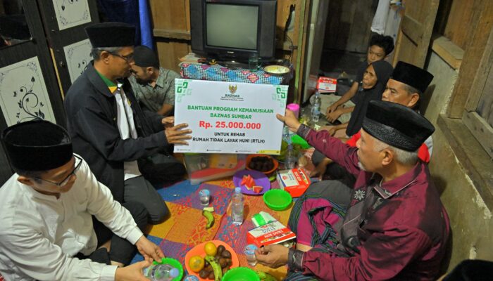 Singgah Sahur Lintasi Kebun Sawit Subuh Buta,  Kedatangan Gubernur Mahyeldi Bahagiakan Keluarga Kecil Ibu Mujati