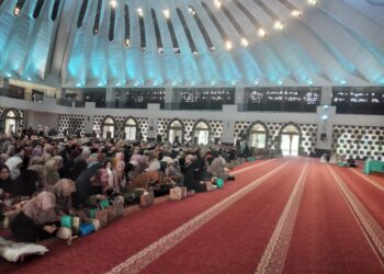 BIM Tutup Akibat Erupsi Marapi, Ustazah Oki Setiana Dewi Tetap Hadir di Kajian Akbar ParagonCorp di Masjid Raya Sumbar Via Zoom