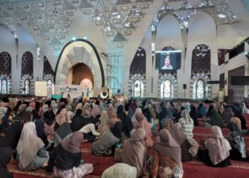 1.000 Peserta Bertahan Ikuti Tausiah dari Ustazah Oki Setiana Dewi yang Hadir via Zoom pada Kajian Ramadan ParagonCorp di Masjid Raya Sumbar