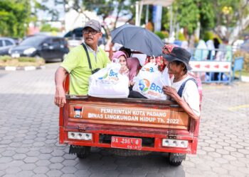 Ramadan, BRI RO Padang Bagikan 1.670 Paket Sembako untuk Masyarakat Sekitar