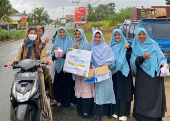 SD IT Darul Hikmah Pasbar Bagikan 500 Paket Takjil