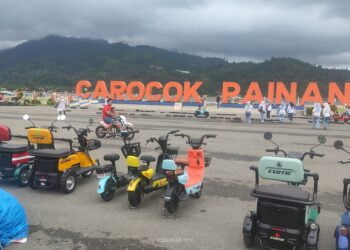 Menyambut Ramadan, Pantai Carocok Dipadati Wisatawan