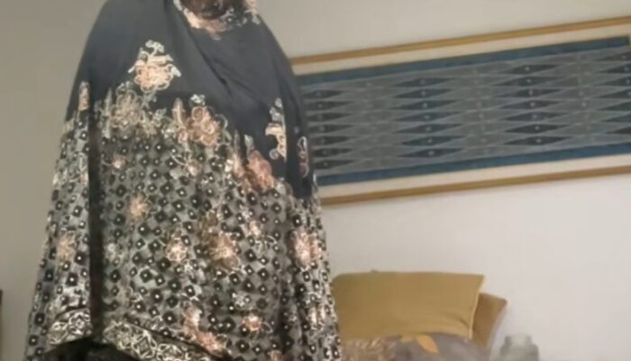 Viral Video Orang Salat Ditunggangi Kucing, Najiskah? Begini Kata Ulama!